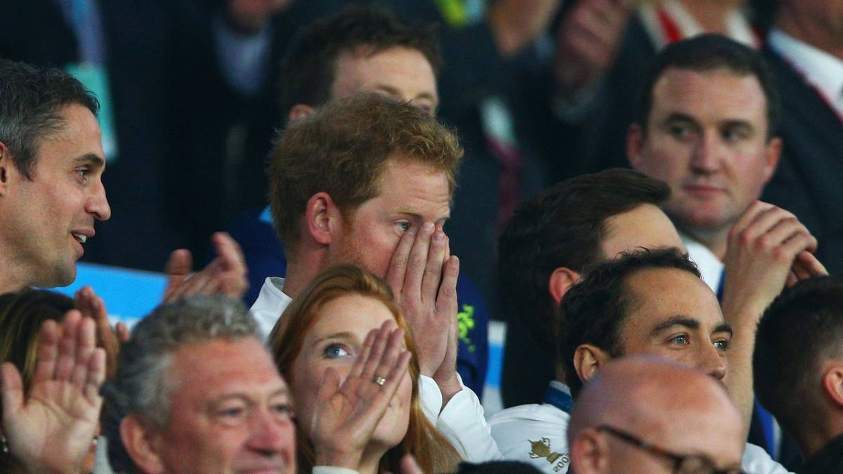 Prinz Harry kann kaum noch hinsehen. Droht England tatäschlich das blamable Aus in der Vorrunde?