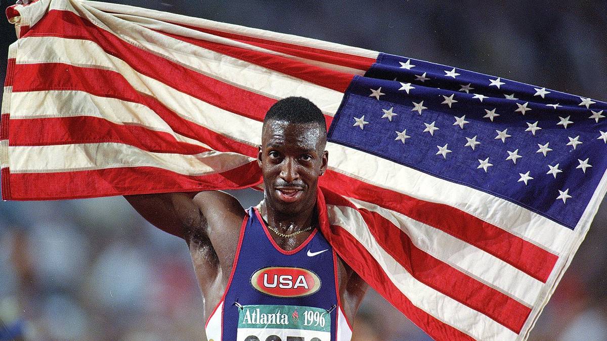 US-Sprinter MICHAEL JOHNSON (Leichtathletik) gewinnt in den 90er-Jahren vier Mal Olympia-Gold und acht Mal WM-Gold. 2012 klärte er die Öffentlichkeit auf sehr despektierliche Art und Weise über die Gründe seiner Überlegenheit auf
