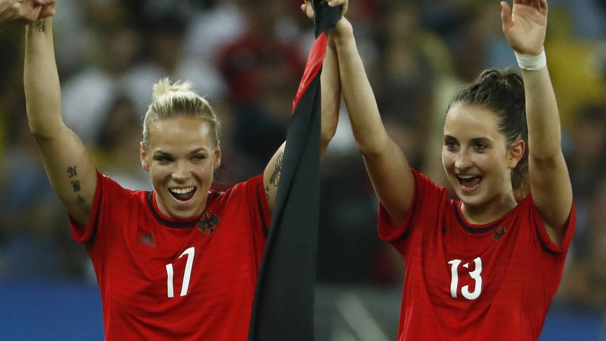 Die Angreiferin wurde als Deutschlands große Hoffnung für die Spiele gehandelt. In Rio pendelte sie zwischen Startelf und Bank, am Ende war der Jubel auch bei ihr groß