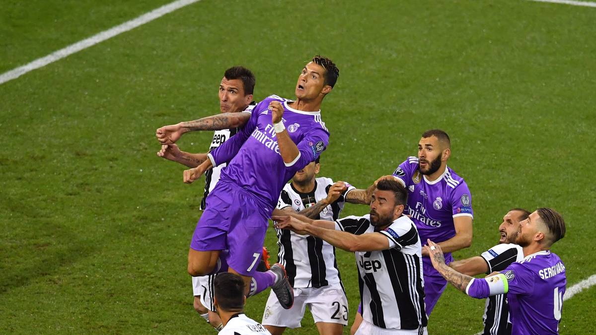 Kurz nach der Halbzeit wird's brenzlig für Gigi Buffon. Aber Cristiano Ronaldo erwischt die Kroos-Ecke trotz seiner unglaublichen Sprungkraft nicht ganz