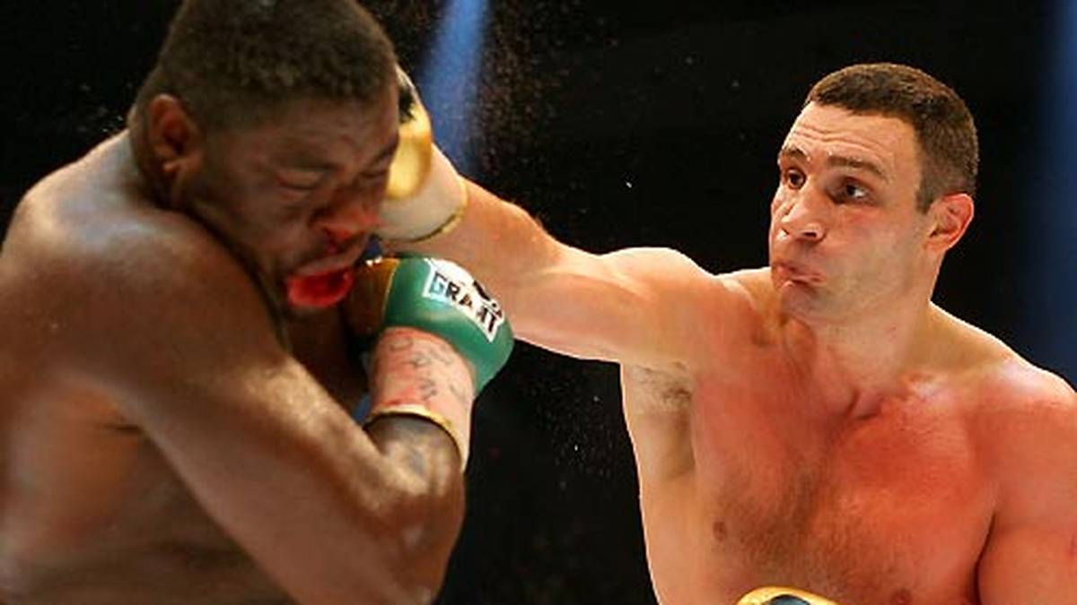 Nach 1400 Tagen oder knapp vier Jahren Pause kehrt Klitschko zurück. Am 11. Oktober 2008 steigt er in Berlin gegen den Nigerianer Samuel Peter in den Ring