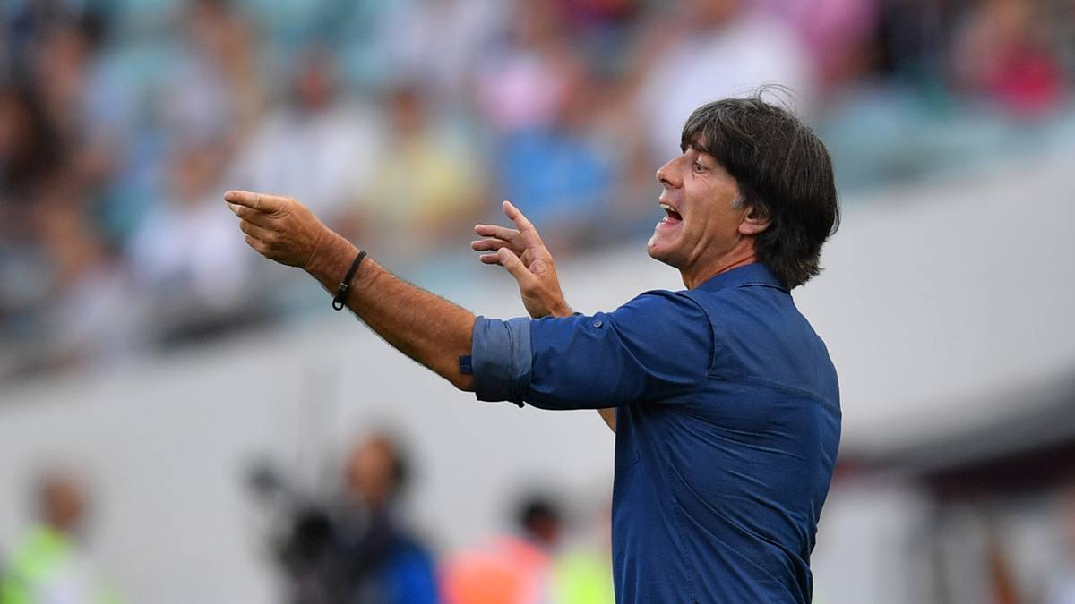 Demenstprechend häufig muss Löw eingreifen, immer wieder korrigiert er die Abstände zwischen den Mannschaftsteilen. Ungewohnterweise schickt er schon in der ersten Hälfte Julian Brandt und Benjamin Henrichs zum Warmmachen