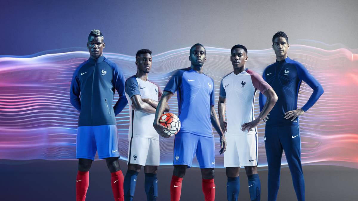 FRANKREICH: Wissenschaftliche Studien beweisen: Schon in den ersten Sekunden entscheidet sich, ob man sein Gegenüber attraktiv findet. Das Trikot von Gastgeber Frankreich ist schon auf den ersten Blick ein Hingucker. So macht man auf jeder Fanmeile eine gute Figur
