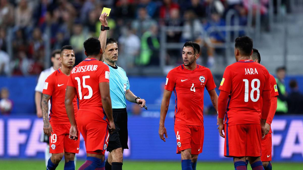 Eine Skandalentscheidung des Schiedsrichters folgt. Nach einem klaren Ellenbogenschlag von Jara gegen Werner greift der Video-Offizielle ein. Letztlich gibt es aber fälschlicherweise nur Gelb