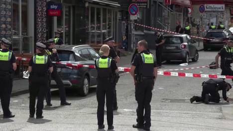 Auf der Hamburger Reeperbahn ist es am Sonntagmittag zu einem Großeinsatz der Polizei gekommen: Sie streckte in der Nähe der Silbersackstraße einen Mann nieder, der mit einem Schieferhammer und einem Brandsatz bewaffnet war.