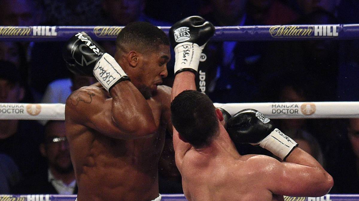 Die ersten Runden gestalten sich recht ausgeglichen und Parker kann einige Treffer landen