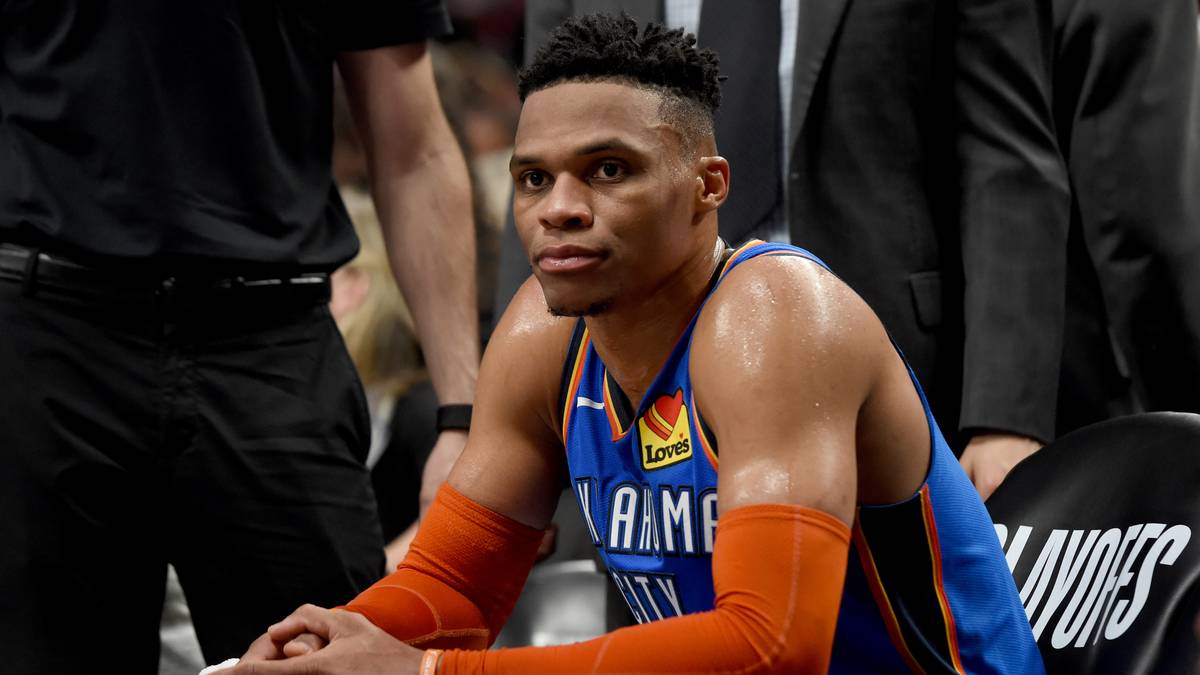 Wie klappt das Zusammenspiel mit Harden im Backcourt? Es gibt schließlich nur einen Ball, abseits des Balles ist Westbrook nur schwer einsetzbar. Auch wenn sich das Duo schon aus gemeinsamen Zeiten bei OKC kennt - bei den zwei Alphatieren besteht Explosionsgefahr