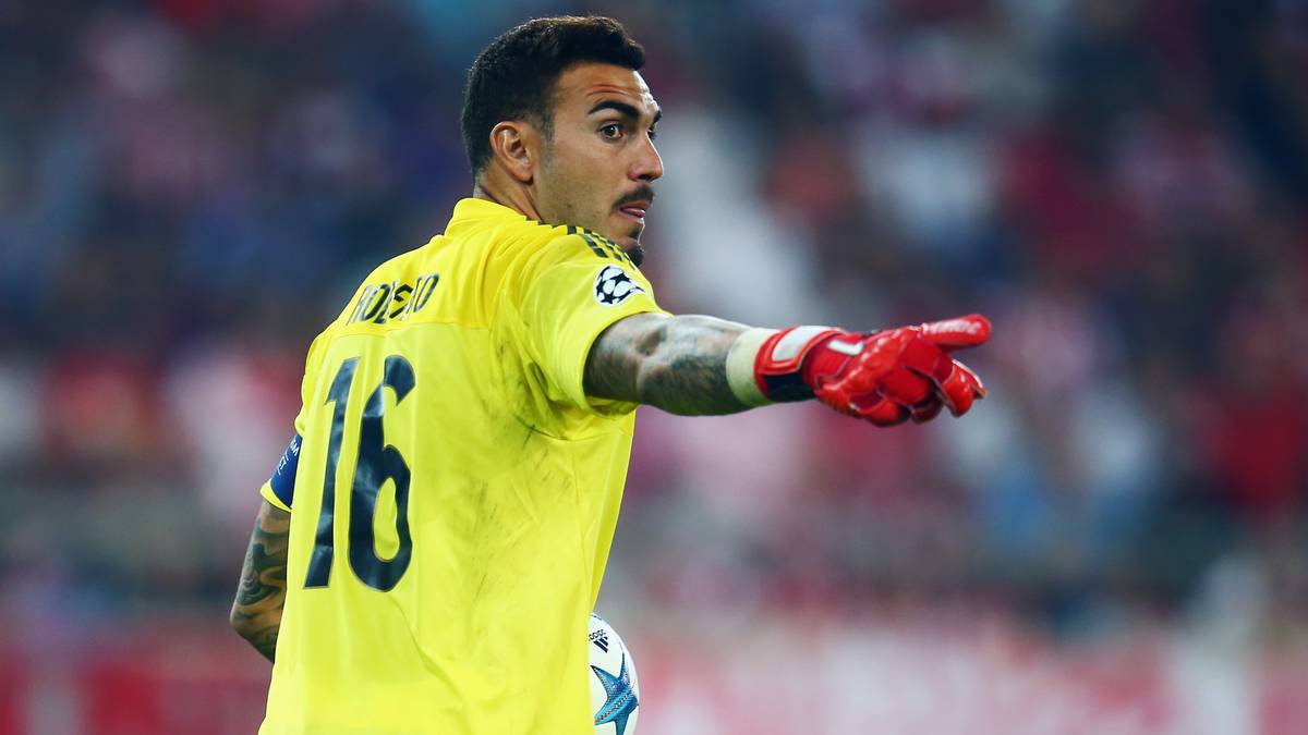 Nach dem Abgang von Kiko Casilla im vergangenen Sommer zu Real Madrid fehlte dem "kleinen" Barcelona ein Rückhalt zwischen den Pfosten. Das erkannte auch Quique Sanchez Flores, der im Juni als neuer Trainer bei den "Wellensittichen" anheuerte, und sicherte sich die Dienste des 30 Jahre alten Spaniers Roberto Jimenez von Olympiakos Piräus 