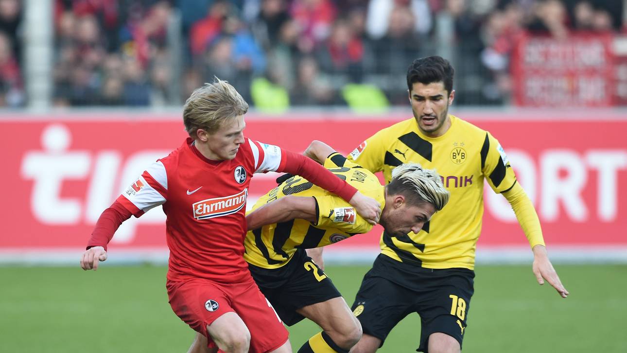 Kevin Kampl (2.v.l.) im Zweikampf gegen den SC Freiburg