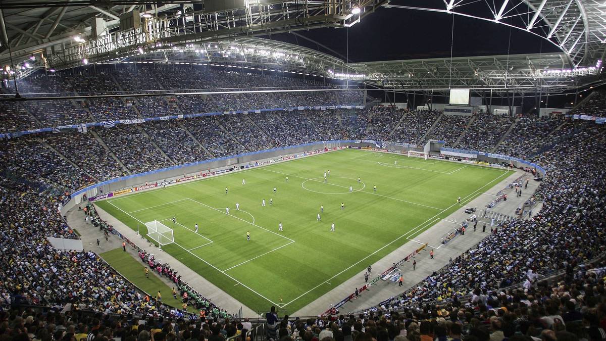 Die Stadt legte dabei viel Wert auf die Erhaltung der einzigartigen Konstruktion des alten Zentralstadions, in die das neue Stadion eingebettet wurde. Verkaufte die Arena bis Anfang 2018 endgültig an Red Bull, was im Rest der Republik durchaus kritisch gesehen wurde