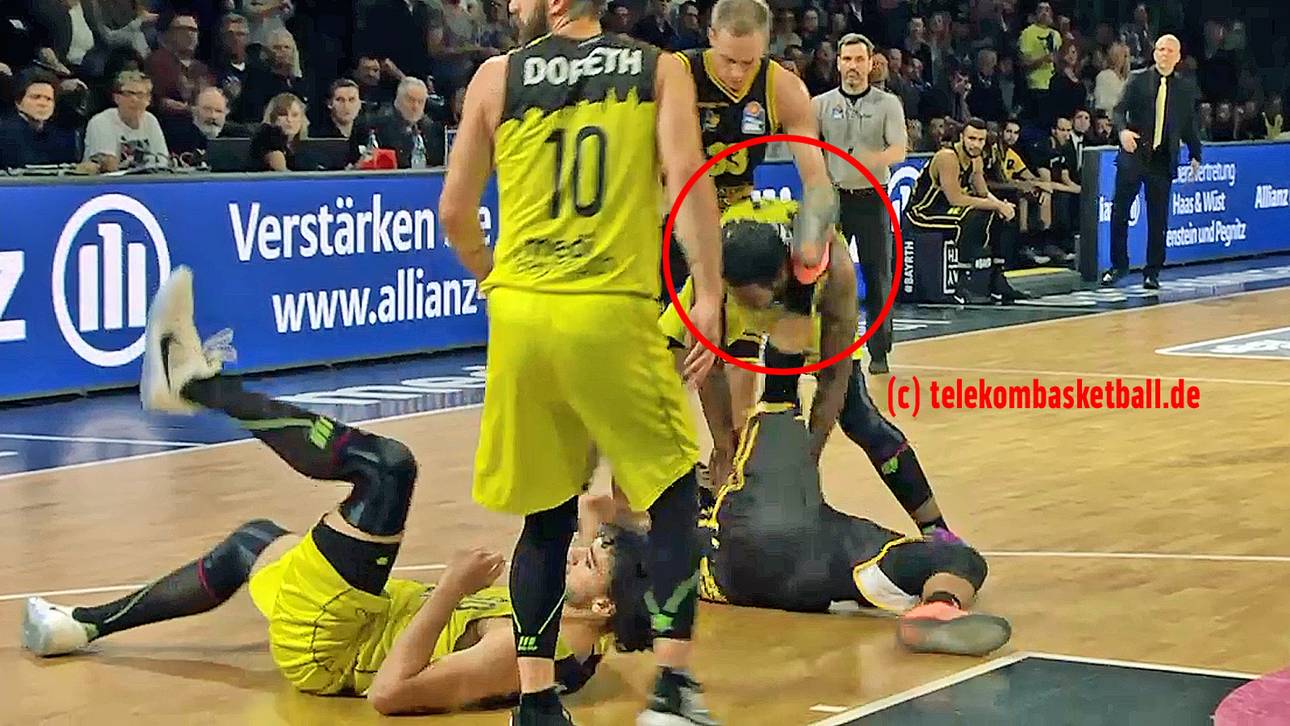 Hals-Tritt! Riesen-Wüterich gesperrt