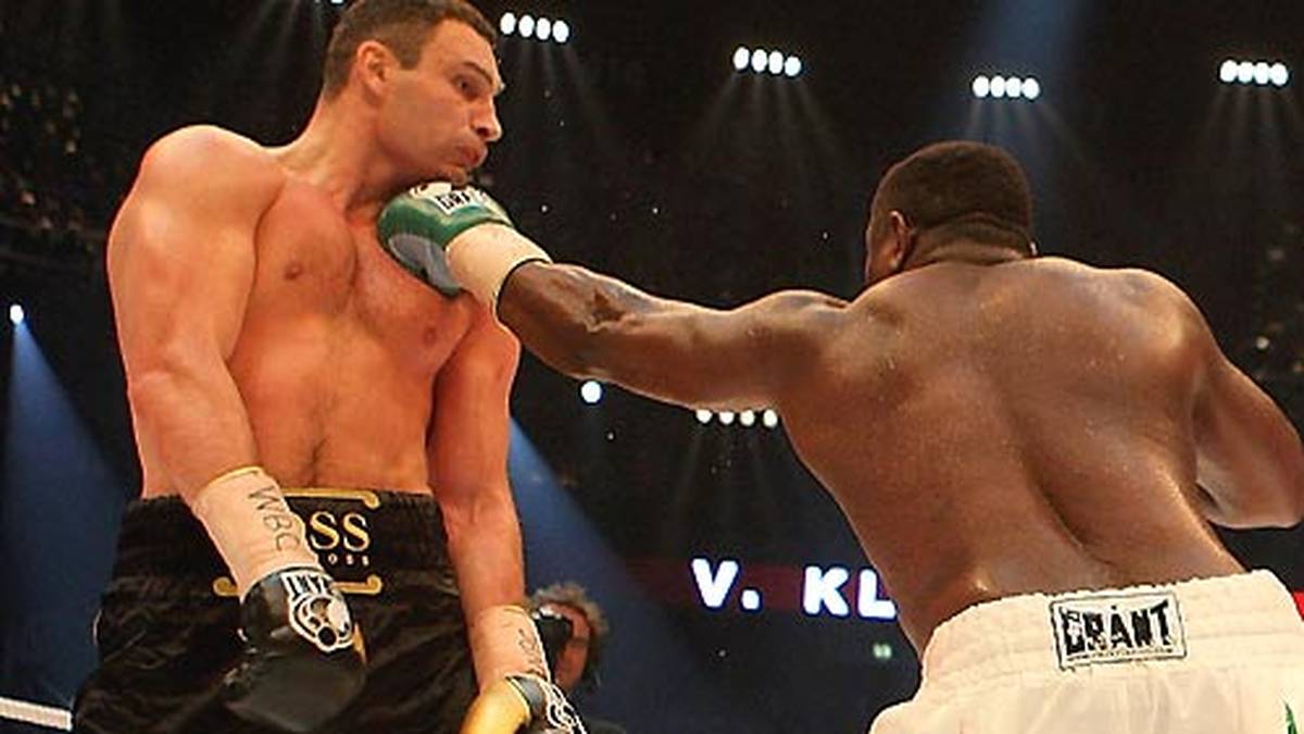 Peter ist chancenlos gegen einen überragenden Klitschko. "Doktor Eisenfaust" nimmt nicht einmal Gebrauch von seiner Deckung. In der neunten Runde gibt Peter schließlich auf