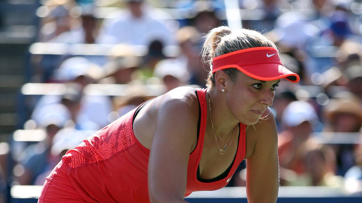 Die Deutsche wird in ihrem Match gegen die Rumänin Simona Halep von Krämpfen geplagt und  scheidet nach drei Sätzen aus