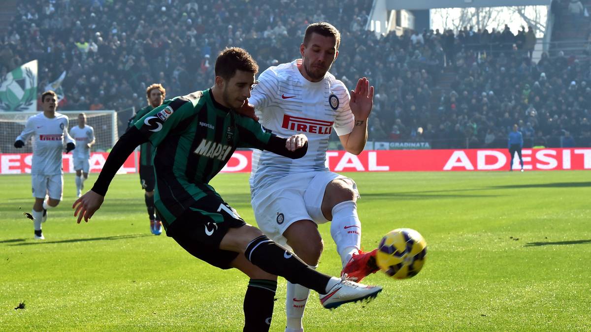 Lukas Podolski (weiß) von Inter Mailand im Einsatz gegen Sassuolo Calcio