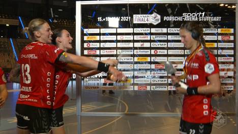 Alles bereit für das Interview, nur die Werbepause ist noch nicht vorbei - Xenia Smits' kurioses Warten mit dem SPORT1-Mikrofon.