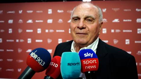 Bei der Nationalmannschaft beginnt die Ära Jürgen Klopp. Bayern-Ehrenpräsident Uli Hoeneß hat ein paar Worte zum neuen Bundestrainer. Auf Spielchen mit den Reportern lässt er sich aber nicht ein.