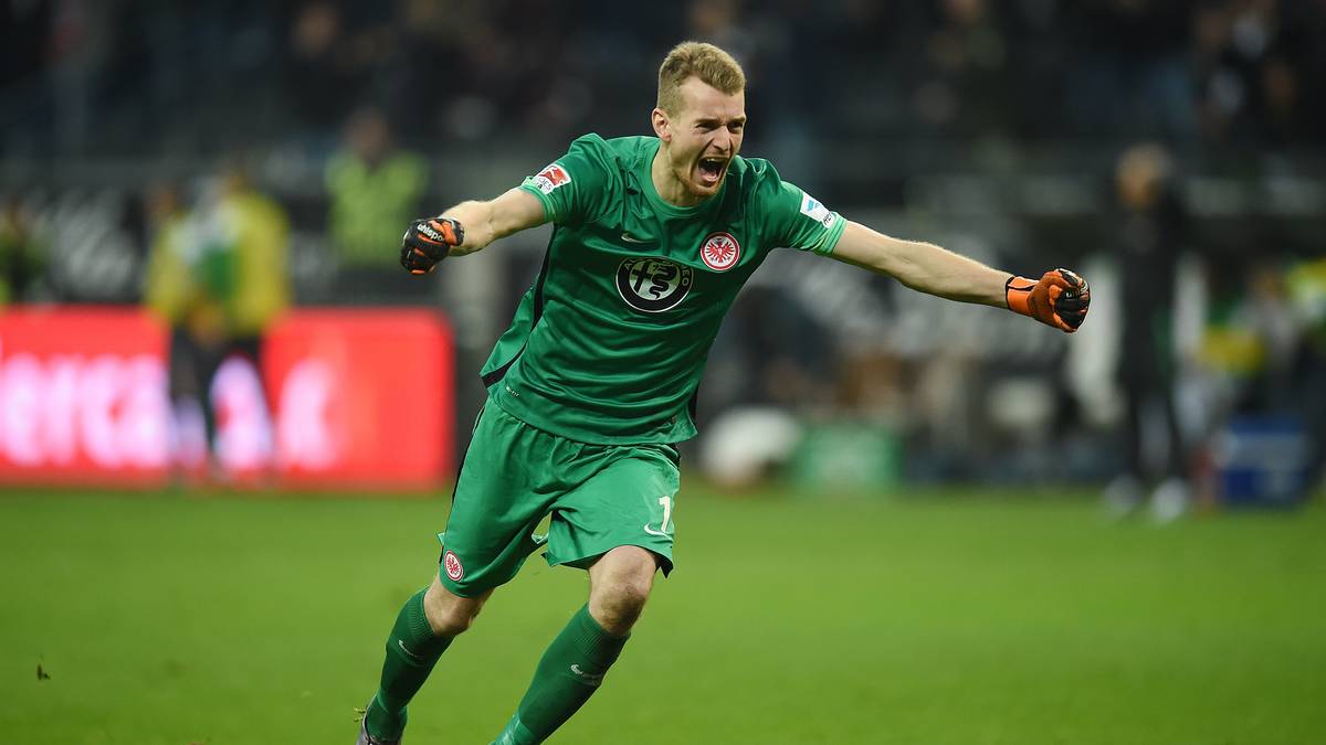 Im zweiten Durchgang jubelt dann zunächst: Frankfurts Torhüter. Lukas Hradecky feiert aber nicht etwa eine besonders gelungene Parade, sondern vielmehr das Geschehen am anderen Ende des Spielfelds. Dort dreht Stefan Aigner die Partie gegen Bremen mit dem 2:1 zugunsten der Eintracht