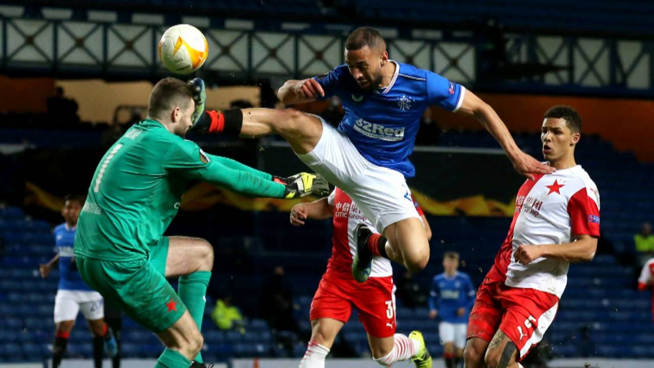 Böser Tritt von Kemar Roofe von den Glasgow Rangers gegen Ondrej Kolar