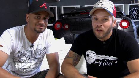 Die 100. Sendung steht an. Insgesamt fünf Jahre sind die PS Profis dann bei Sport1 auf dem Schirm. Die beiden Ruhrpott – Originale Jean Pierre Kraemer und Sidney Hoffmann lassen die schönsten Momente Revue passieren. Welche Kandidaten waren die besten? Welche Verkäufer waren am witzigsten? Zudem zeigen wir die besten Autochecks aller Zeiten. Und Kuchen gibt es auch!
