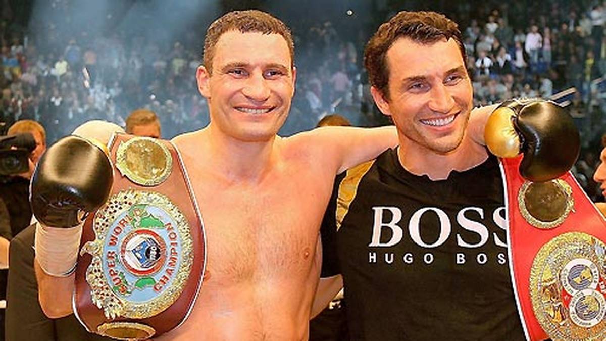 Nach dem Kampf präsentieren Vitali (l.) und Wladimir Klitschko ihre prunkvolle Titelsammlung