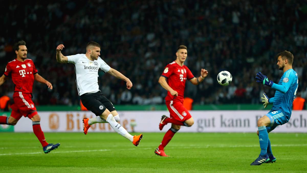 ... dann düpiert er Bayern-Keeper Sven Ulreich in der 81. Minute und trifft nach dem zwischenzeitlichen Ausgleich durch Robert Lewandowski (53.) zur erneuten Frankfurter Führung