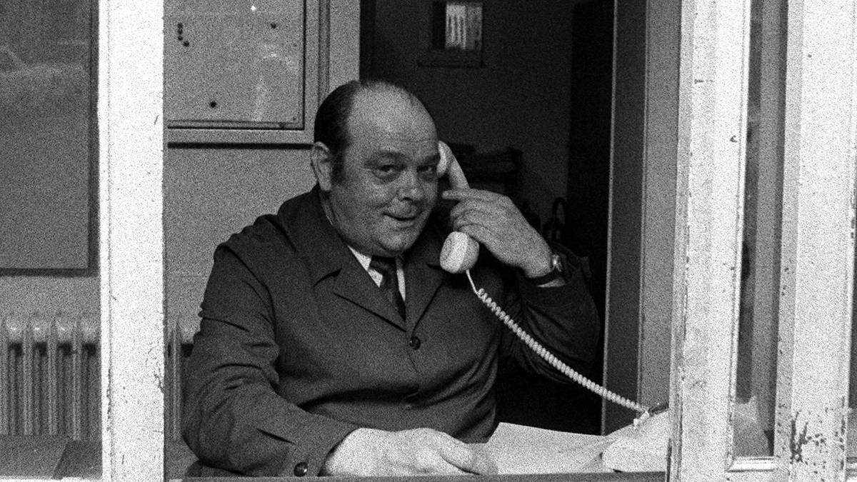 Verlor Haus, Arbeitsplatz und den Kontakt zu seinen Kindern, verfiel der Alkoholsucht und wurde mittellos. Zwischenzeitlich Hilfsbauarbeiter und Pförtner (Foto). Starb 1974 im Alter von nur 49 Jahren an Herzversagen