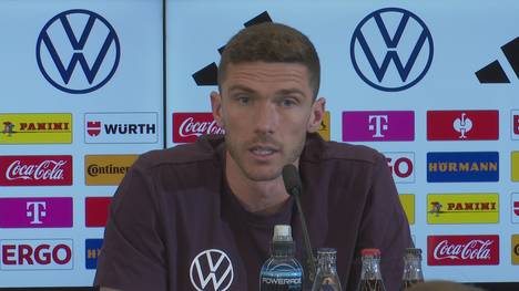 Robin Gosens witzelt auf der Pressekonferenz über sein eigenes Können. Sein "fehlendes Talent" macht der deutsche Nationalspieler durch "Mentalität wett".