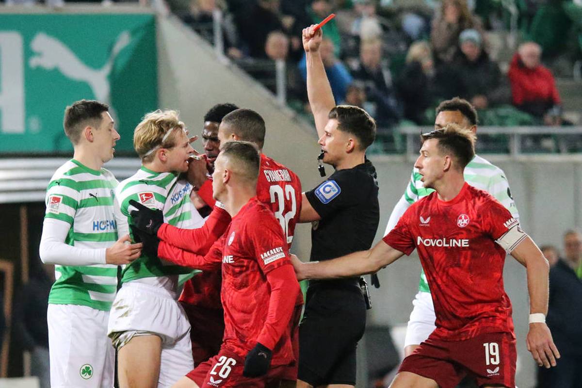 Zwischen Greuther Fürth und dem 1. FC Kaiserslautern entwickelt sich ein spektakulärer Schlagabtausch, in dem in der Schlussphase die Emotionen hochkochen.