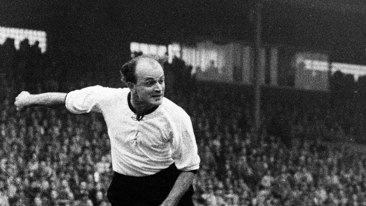 ADI PREISSLER (STURM): Teamkollege Schmidts in den Meisterjahren 1956, 57, mit 145 Toren Rekordtorschütze, nimmt man Bundes- und Regionalliga zusammen. Berühmt auch als Schöpfer des ewig gültigen Satzes: "Entscheidend ist aufm Platz". Starb 2003, Namensgeber der Allee am BVB-Trainingzentrum