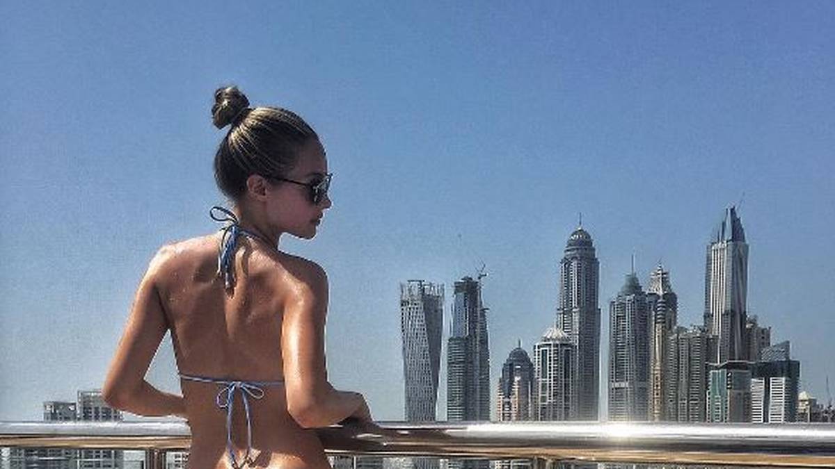 Ihren Körper präsentiert Frau Varga ganz gern leicht bekleidet. Als Model kann sie sich das auch ohne Probleme erlauben