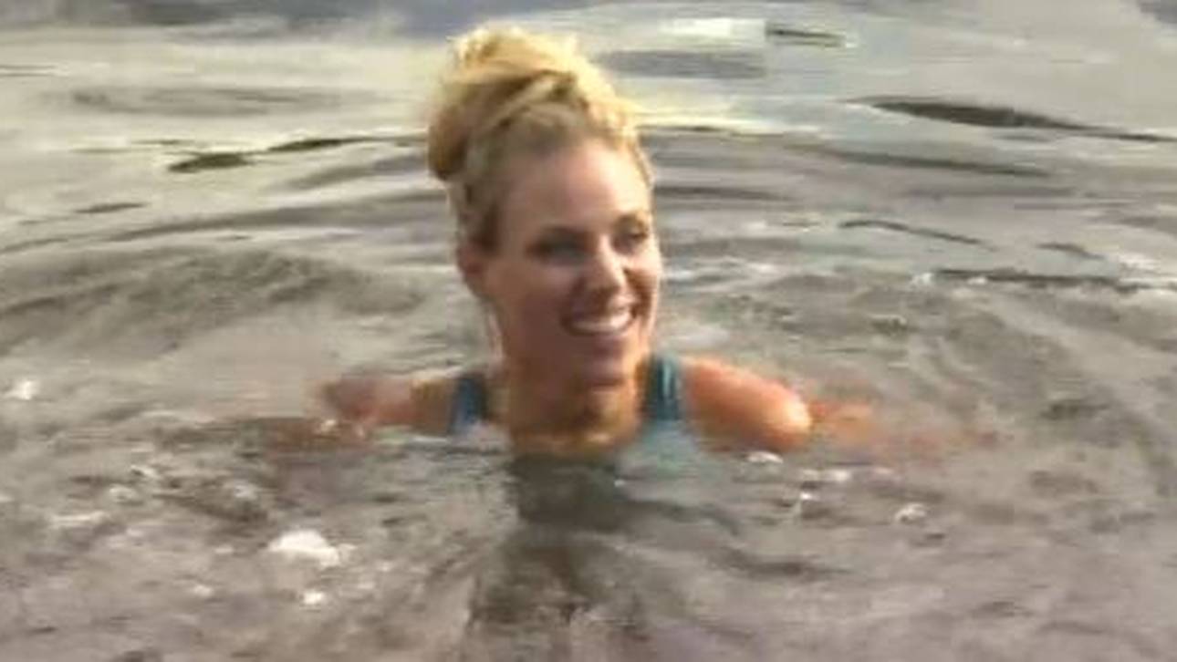 Wettversprechen: Kerber geht baden