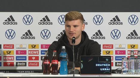 Timo Werner wird auf das Zusammenspiel mit Leroy Sané und Serge Gnabry angesprochen. Wenn es nach ihm geht, sollten sich die Gegner vor den drei schnellen Außen in Acht nehmen.