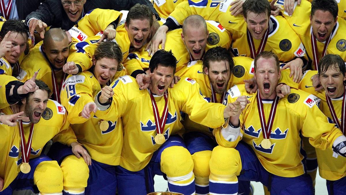 2006, SCHWEDEN: Ein anderer Europäer bricht im Jahr 2006 in die tschechisch-kanadische Phalanx ein: Die Schweden sichern sich den WM-Titel dank eines überzeugenden 4:0 gegen die Tschechen. Verteidiger Niklas Kronwall wird zum MVP gewählt und hat maßgeblichen Anteil daran, dass die "Tre Konor" in Viertelfinale und Endspiel nicht ein einziges Tor kassiert