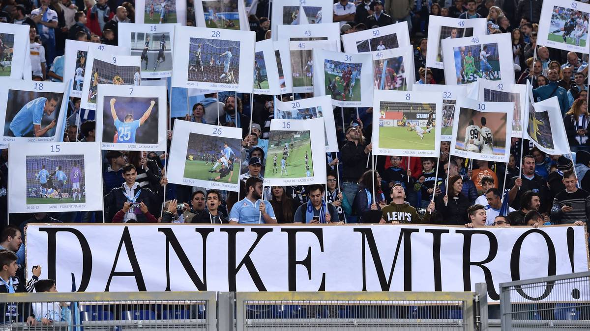 Manche verabschieden sich auch auf Deutsch vom 37-Jährigen. "Danke Miro!" steht auf einem Transparent. Dahinter halten die Fans Bilder hoch mit Szenen aus Kloses Karriere bei Lazio 