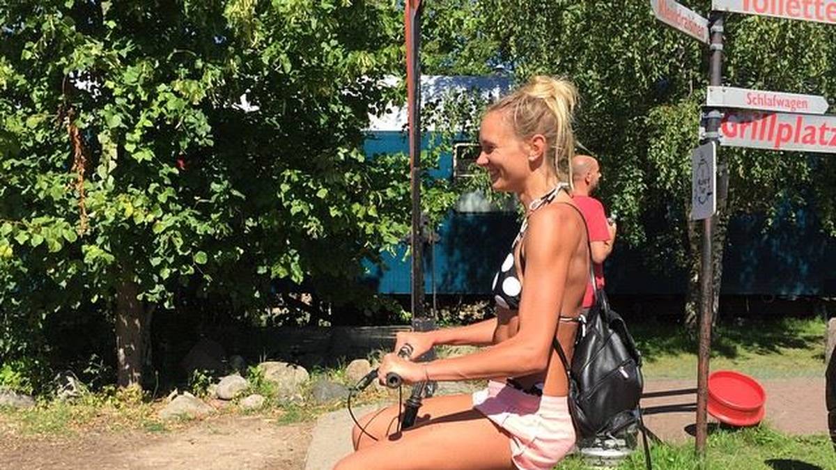 Wenn sie nicht gerade Fahrrad fährt, geht Kozuch, die über 300 Länderspiele absolviert hat, gerne reiten oder shoppen