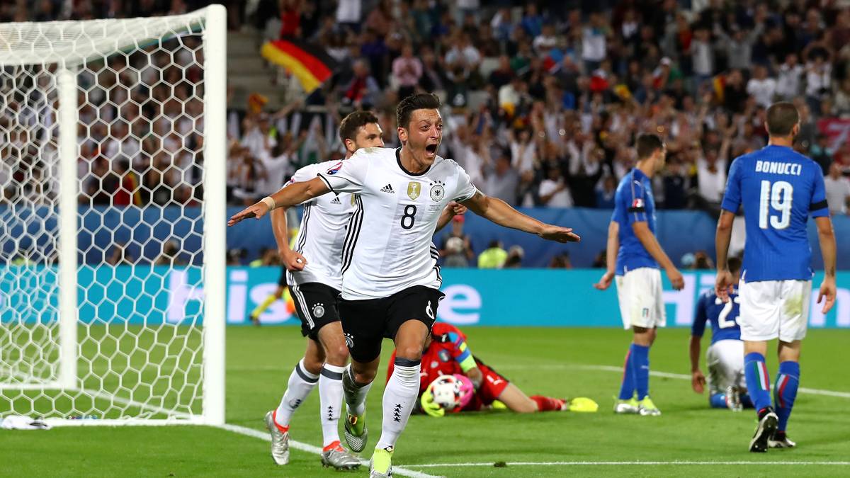 PLATZ 3 - EM 2016: Nach dem erfolgreichen Testspiel im März ist Deutschland im Viertelfinale der Favorit. Doch Italien steigert sich im Turnierverlauf und verlangt dem DFB-Team wieder einmal alles ab. Mesut Özil (M.) trifft zur Führung (65.)