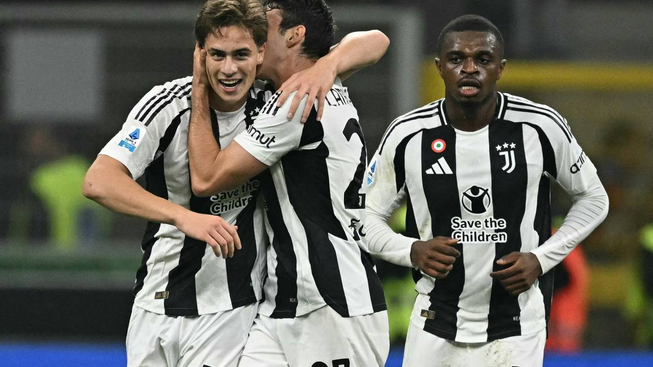 Ex-Bayern-Talent Kenan Yildiz (l.) lässt sich nach seinem späten Doppelpack für Juve feiern