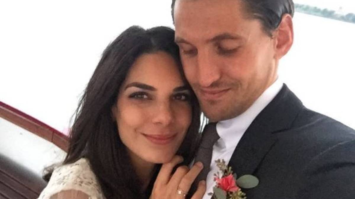 Bereits im Oktober 2016 gehen Torhüter Rene Adler und seine Lilli Holunder den Bund fürs Leben ein