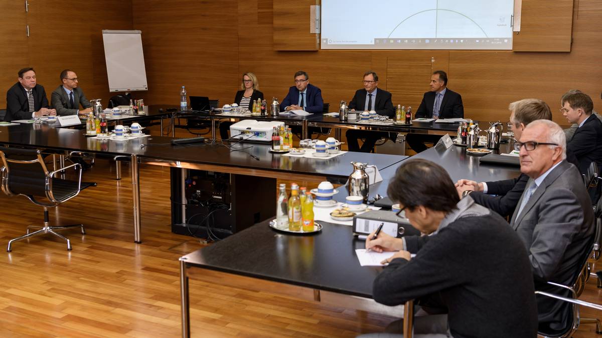 Das DFB-Sportgericht verhängte wegen des jüngsten Vergehens eine Geldstrafe in Höhe von 50.000 Euro gegen den BVB. Dazu erhielt der Klub eine Auswärtssperre auf Bewährung: Sollte sich das Fehlverhalten wiederholen, muss Dortmund bis 2022 bei Bundesligaspielen in Hoffenheim auf die eigenen Fans verzichten