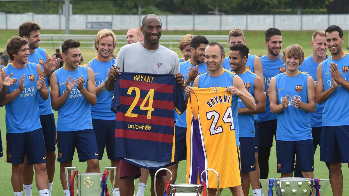 Kobe Bryant Soccer Skills at Manchester United v FC Barcelona Halftime 