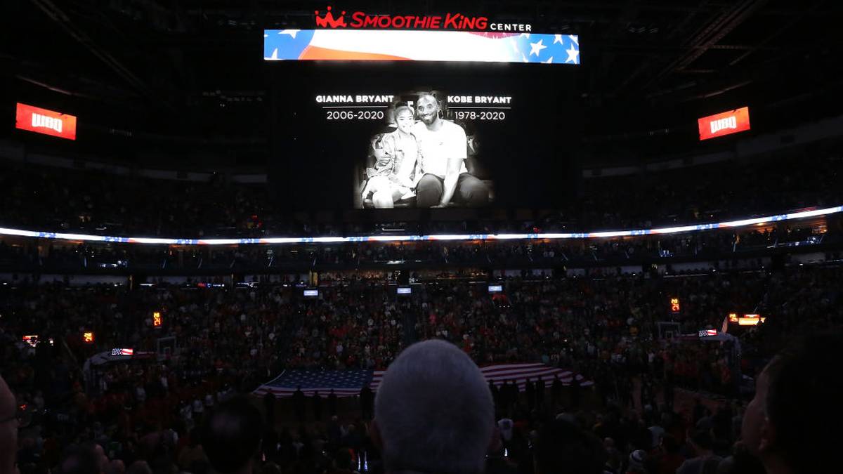 Vor dem Spiel der Boston Celtics gegen die New Orleans Pelicans halten Fans und Spieler eine Schweigeminute ab