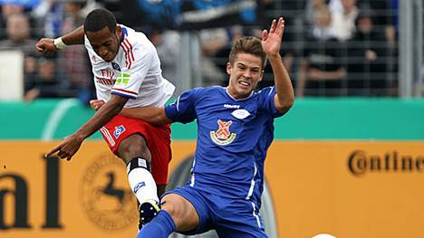 Im Trikot des VfB Oldenburg spielte Fabian Burdenski (r.) bereits gegen Dennis Aogo