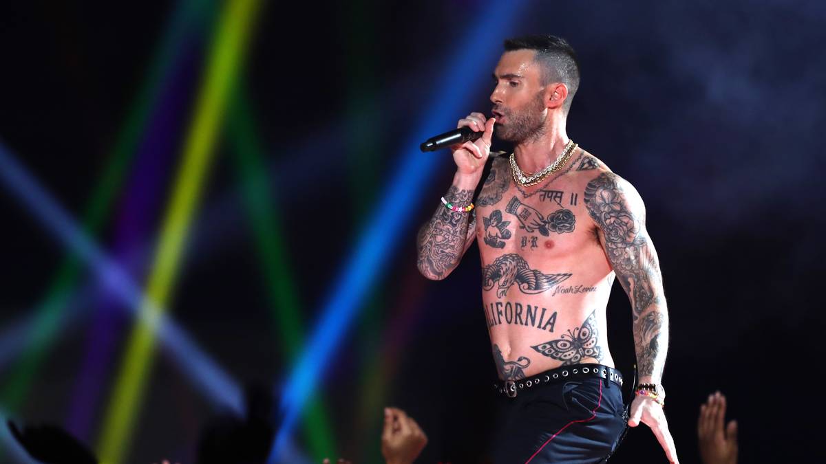 Dadurch kommen auch die Tattoos des Frontmanns viel besser zur Geltung