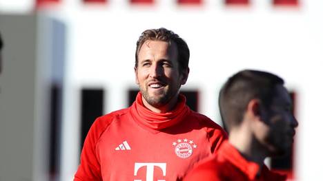 Harry Kane fühlt sich immer wohler in seiner Wahlheimat Deutschland. Neben der Familie genießt der Bayern-Torjäger auch die Nähe der Fans und steckt sich hohe Ziele für sich und die Bayern.