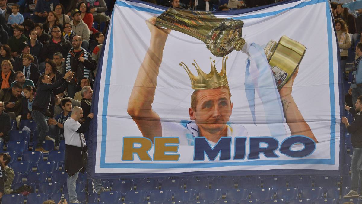 Für die Fans ist klar. Miroslav Klose ist ihr König. Sie huldigen ihm mit einem Plakat, auf dem er mit einer Krone zu sehen ist. Darunter steht: "König Miro"