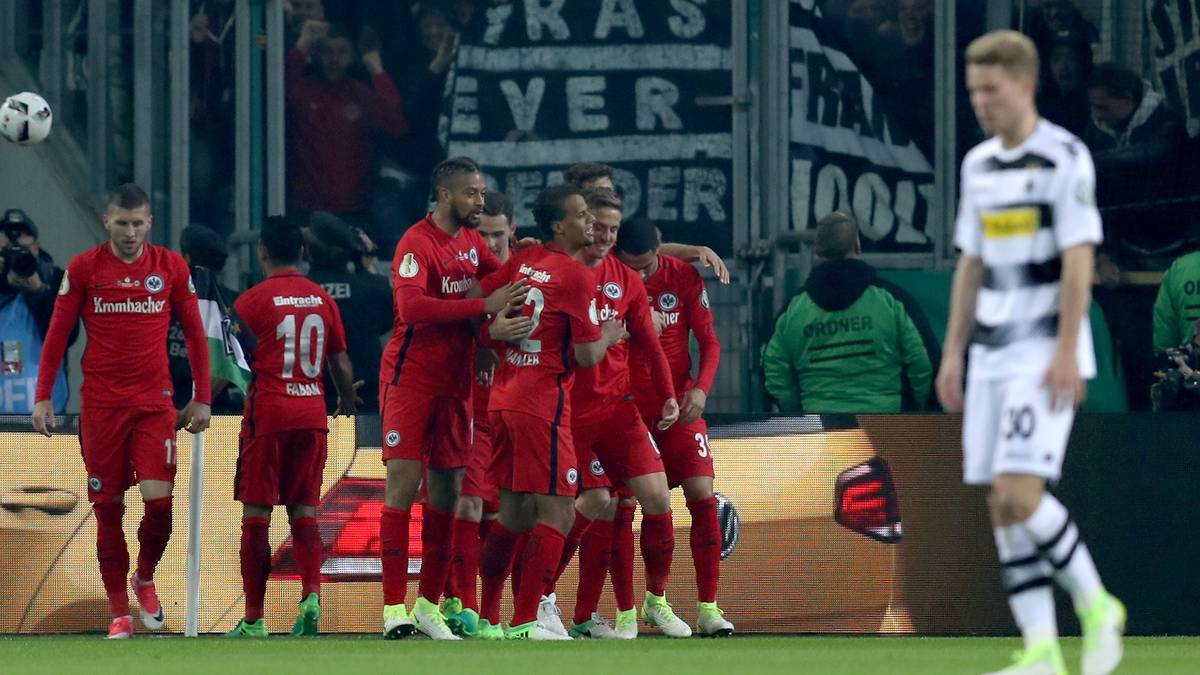 Nico Elvedi ist nach dem Gegentor sichtlich bedient, Frankfurt feiert hingegen den Torschützen und sich selbst