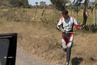 Thierry Neuville und Beifahrer Matijn Wydhaege basteln bei der Rallye in Kenia einen skurrilen Scheibenwischer und erleben danach ein Drama. Weltmeister Kalle Rovanperä fährt allen davon.