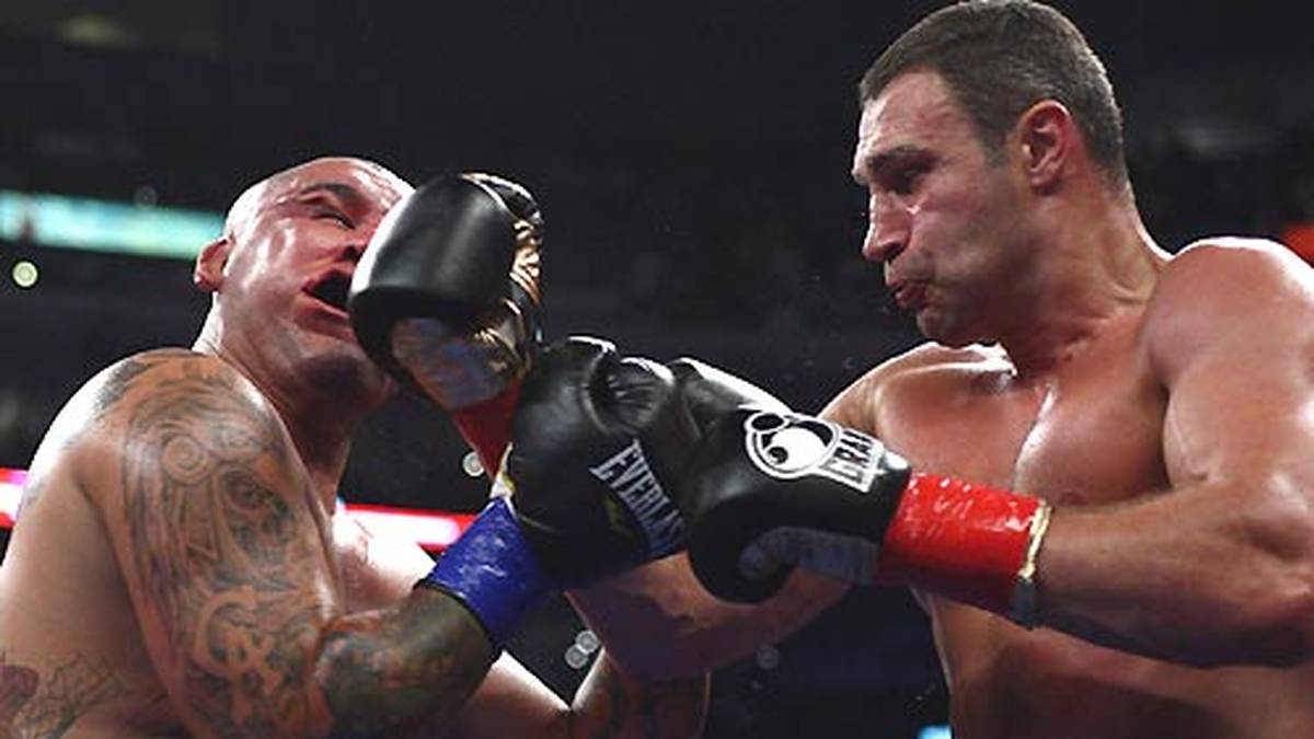 Chris Arreola erwischt es am 26. September 2009 knüppeldick. 301 Treffer muss er von Klitschko einstecken. In der Pause der elften Runde hat der Ringrichter ein Einsehen mit dem US-Amerikaner und beendet den Kampf