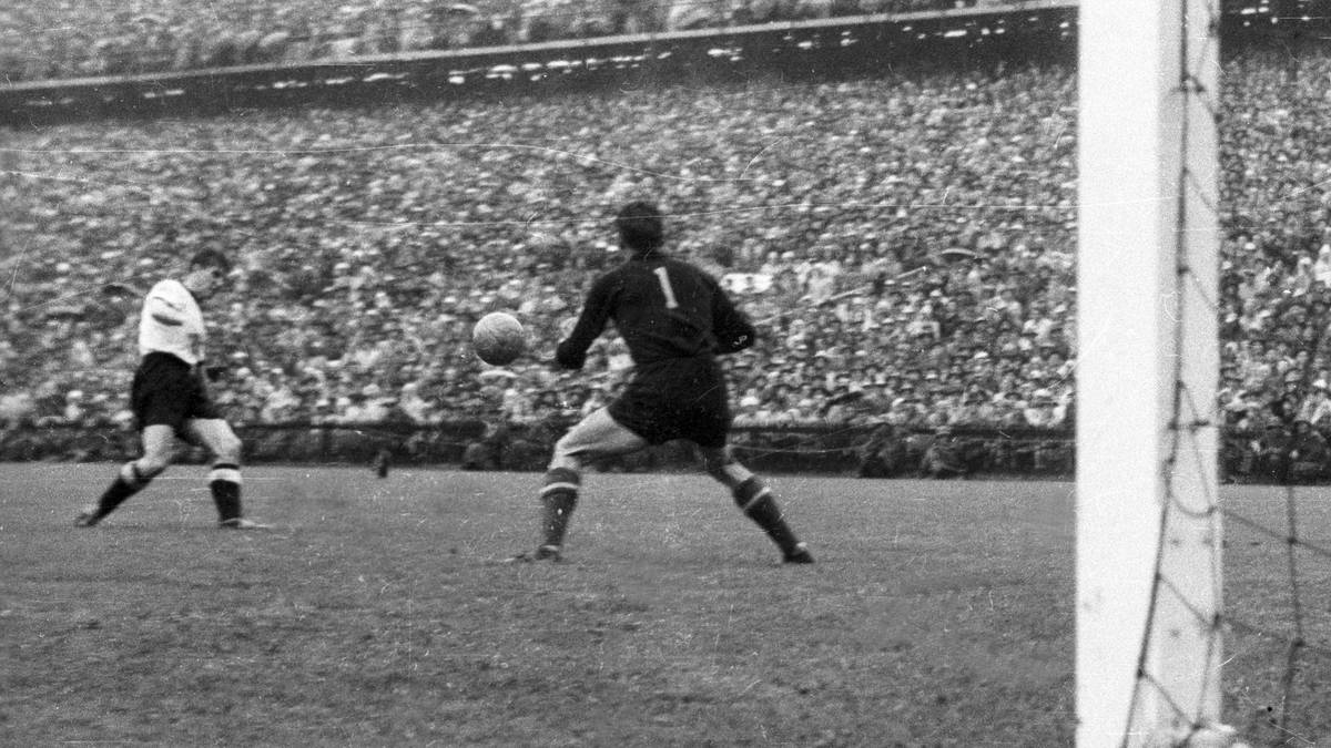 HELMUT RAHN (Außenstürmer): Führungsspieler mit dem Spitznamen "Der Boss", aber auch Spaßvogel - und Schütze des wahrscheinlich berühmtesten Tores der deutschen Fußballgeschichte, dem 3:2-Siegtreffer im Finale: "Aus dem Hintergrund müsste Rahn schießen ... Rahn schießt ... TOR!"