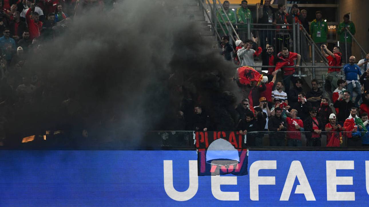 Die albanischen Fans zündeten im Spiel gegen Italien eine Rauchbombe